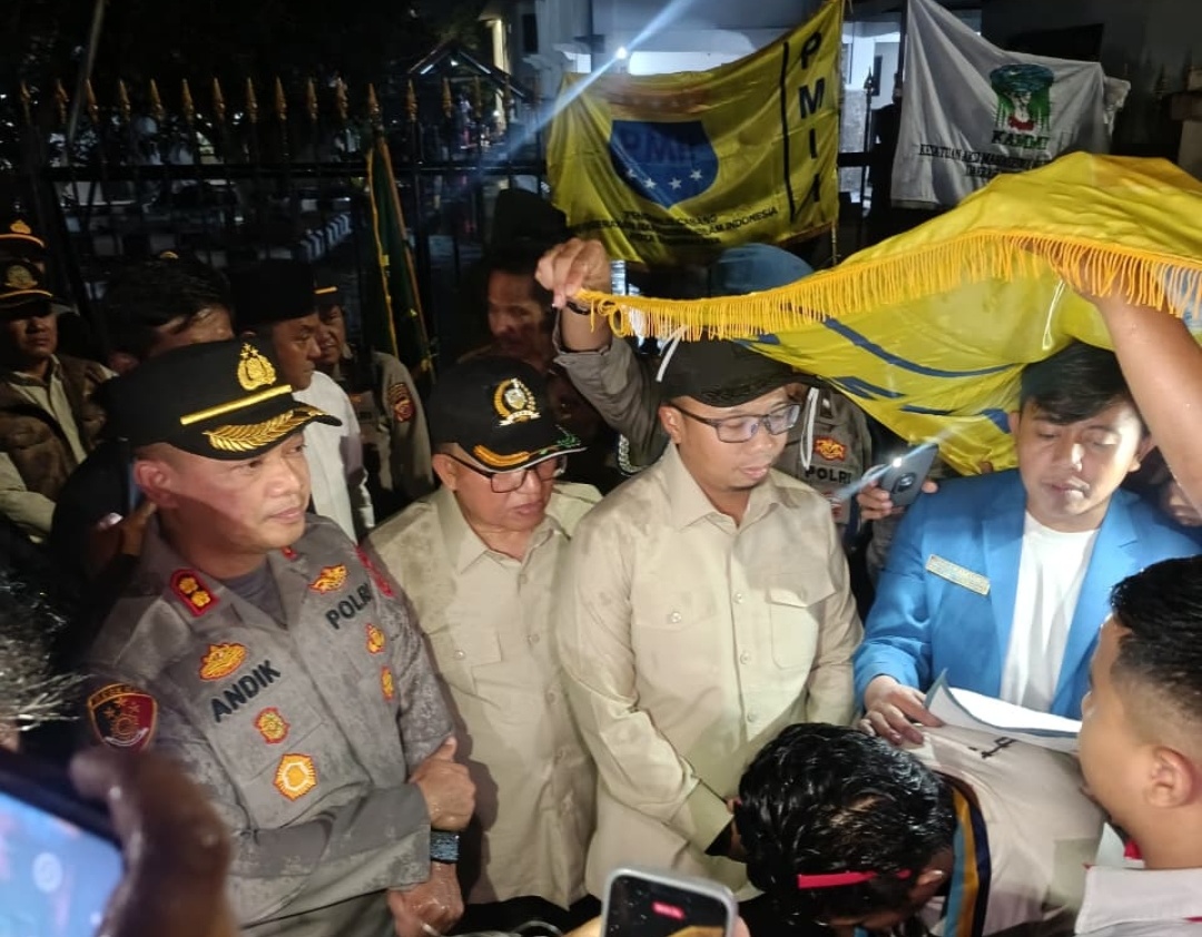 Maraknya Geng Motor Resahkan Warga, Aliansi Mahasiswa dan Pelajar Demo Gedung DPRD Hingga Malam Hari